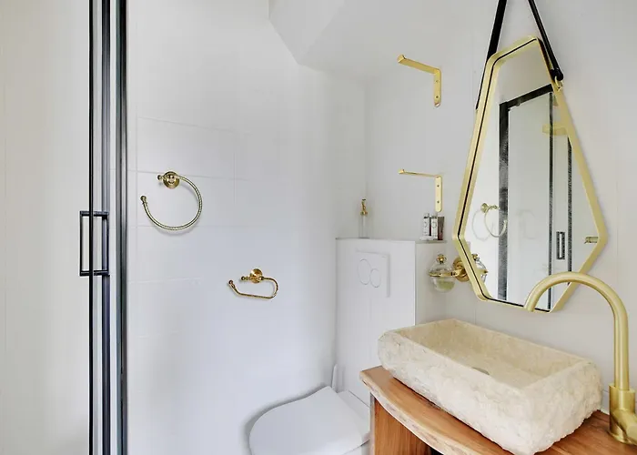 Pretty 2p - Ternes St Honore Paris